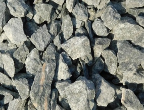 Diabas mit seiner grünlich-grauen-anthraziten Färbung